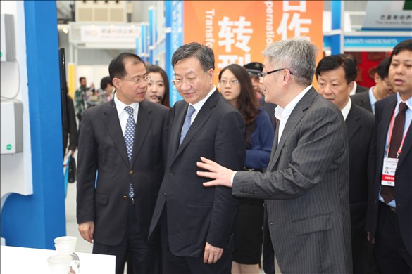 中國貿(mào)促會會長姜增偉一行蒞臨匯鴻外經(jīng)公司尼項目展位參觀指導(dǎo)