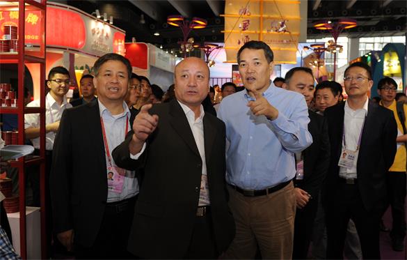 國家商務(wù)部副部長錢克明一行視察第119屆廣交會上匯鴻糧油展位