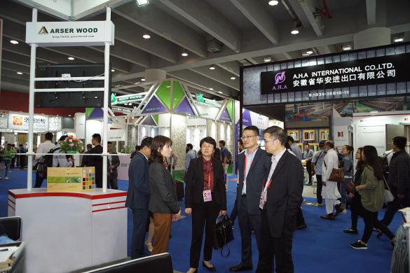 省商務(wù)廳領(lǐng)導(dǎo)視察匯鴻集團第123屆廣交會一期建材展位