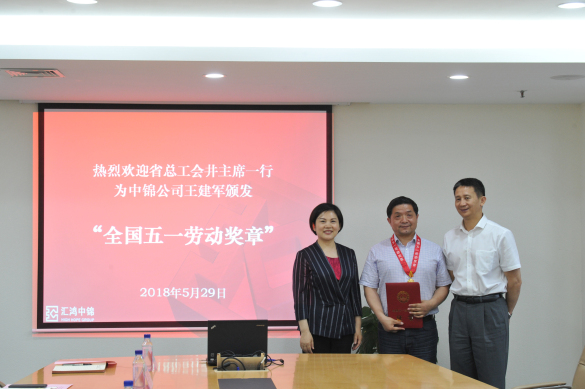 一個(gè)可以不要榮譽(yù)的奉獻(xiàn)者——記全國五一勞動獎?wù)芦@得者王建軍