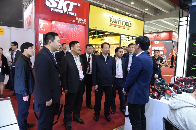 郭元強(qiáng)副省長視察匯鴻集團(tuán)廣交會展位