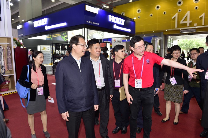 郭元強(qiáng)副省長視察匯鴻集團(tuán)廣交會展位