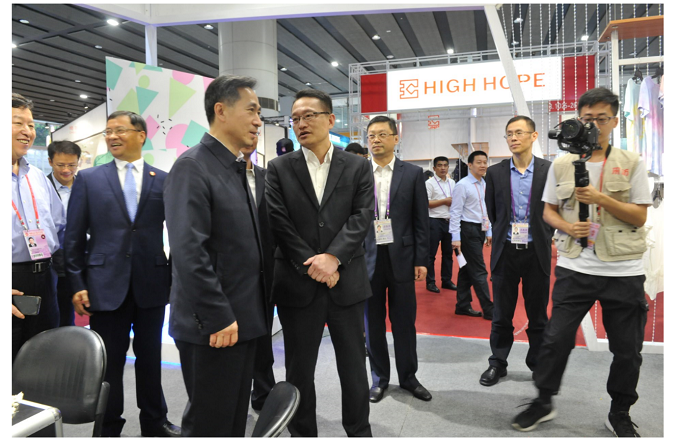 商務(wù)部部長助理任鴻斌視察匯鴻集團廣交會展位