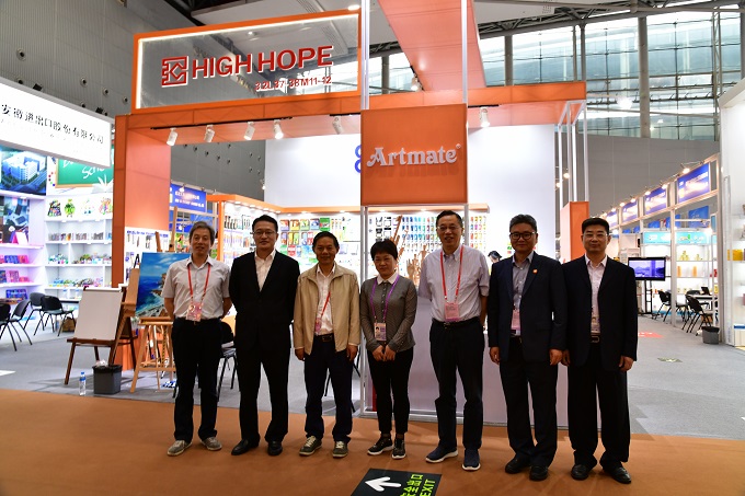 省政協(xié)經(jīng)濟委員會副主任笪家祥視察匯鴻集團廣交會展位