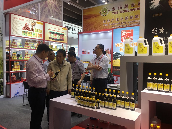 省政協(xié)經(jīng)濟委員會副主任笪家祥視察匯鴻集團廣交會展位